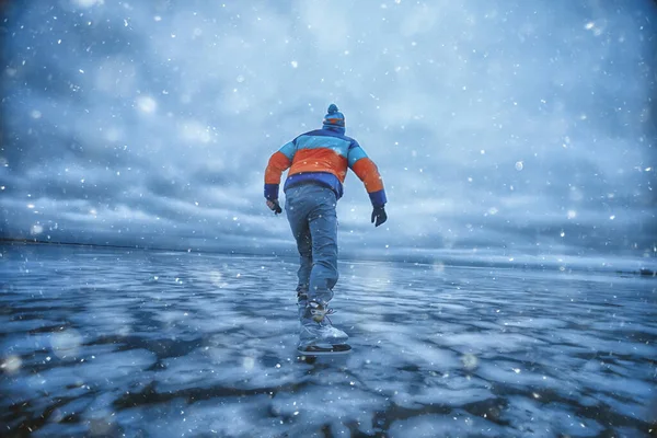 Chico Patina Sobre Hielo Lago Congelado Paisaje Natural Hombre Deportes — Foto de Stock