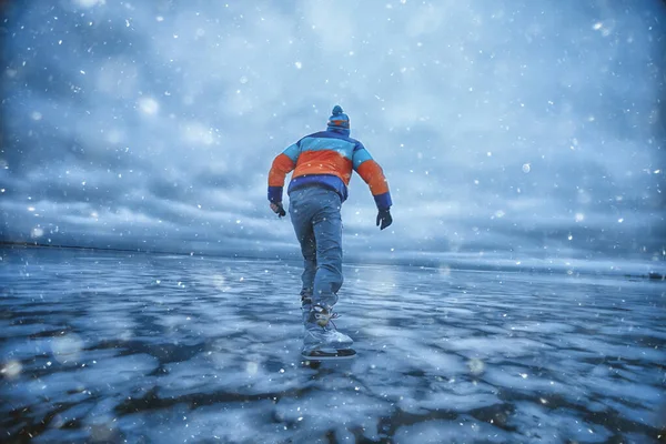 Kille Skridskor Isen Frusen Sjö Natur Landskap Man Utomhussporter — Stockfoto