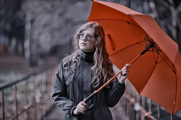 Saisonale Herbstporträts Trauriges Mädchen Mit Regenschirm November Saisonale Virusimmunität Beim — Stockfoto