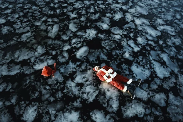 Jultomten Åker Skridskor Isen Sjön Halkade Lägger Sig Ner Santa — Stockfoto