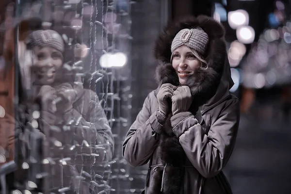 Glückliches Mädchen Leuchtet Beim Abendlichen Weihnachtseinkauf Auf Der Straße Schaufenster — Stockfoto