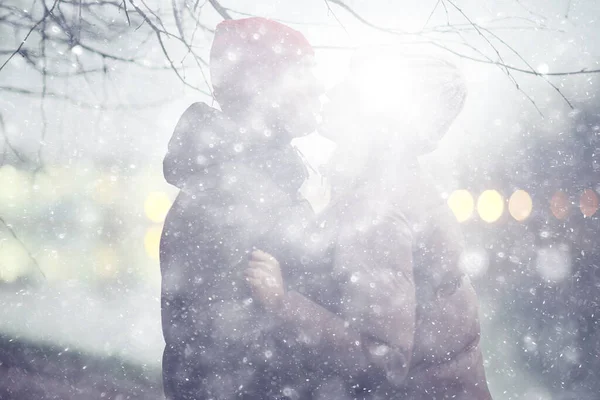 Cuplu Dragoste Iarnă Seara Îmbrățișare Afară Fundal Abstract Sezonier Vreme — Fotografie, imagine de stoc