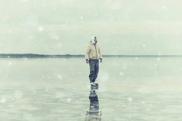 Один Хлопець Катається Льоду Замерзлого Озера Природний Пейзаж Спорт Відкритому — стокове фото