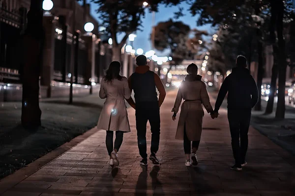 Freunde Gruppe Herbst Spaziergang Stadt Straße Nacht Stadt Party Winter — Stockfoto