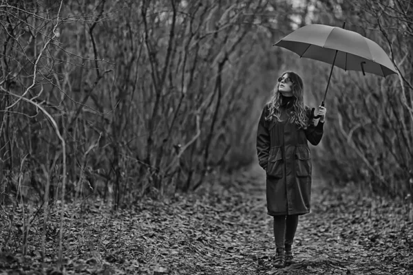 Säsongsbetonat Höstporträtt Ledsen Flicka Med Paraply November Säsongsbetonad Virusimmunitet Promenad — Stockfoto