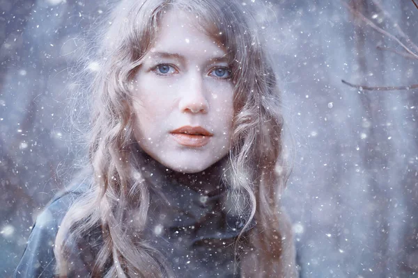 Menina Retrato Romântico Primeira Neve Outono Flocos Neve Desfocado Fundo — Fotografia de Stock
