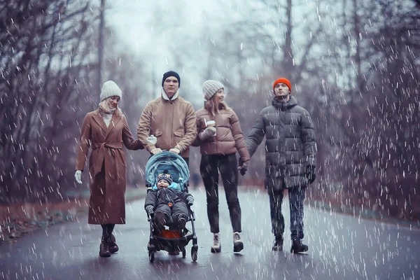 Promenade Parc Automne Saison Sombre Pluie Groupe Jeunes Amis Enfant — Photo