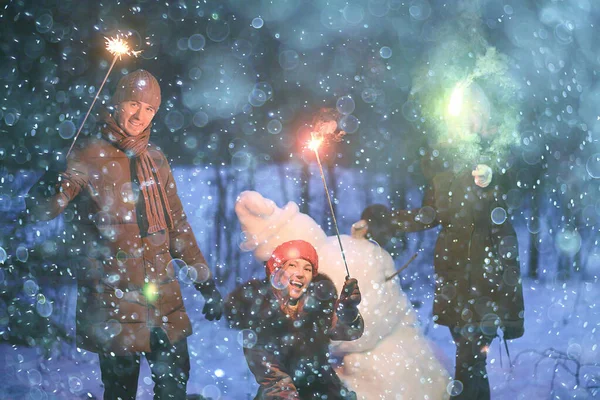 Ομάδα Φίλων Snowman Sparklers Κόμμα Νύχτα Χριστουγέννων Και Ευτυχισμένο Νέο — Φωτογραφία Αρχείου