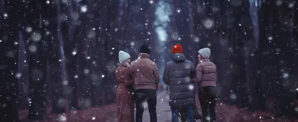 冬天散步在公园里 年轻的家庭带着小孩和朋友 年轻的父母在外面看季节 — 图库照片