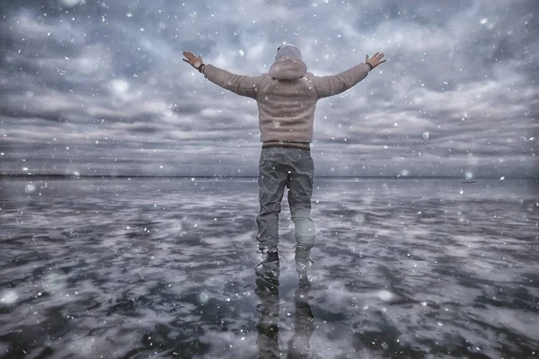 Gars Patine Sur Glace Lac Gelé Paysage Naturel Sport Plein — Photo