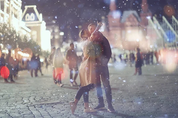 Couple Amoureux Lors Une Promenade Noël Dans Ville Chute Neige — Photo