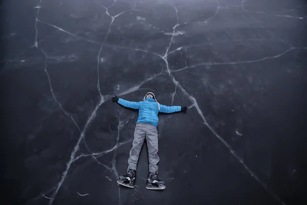 Человек Коньках Лежит Прозрачном Льду Озера Вид Сверху Аэрофотосъемка — стоковое фото