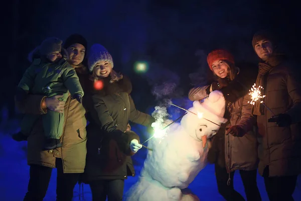 Grupa Przyjaciół Snowman Sparklers Party Boże Narodzenie Noc Szczęśliwego Nowego — Zdjęcie stockowe