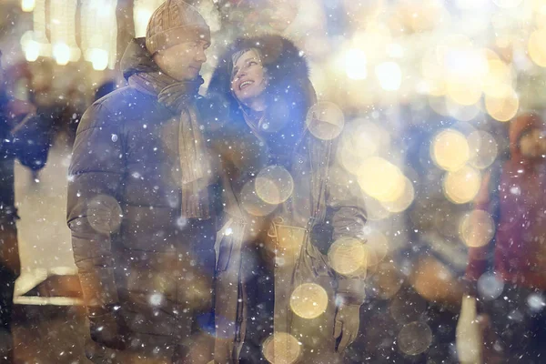 Coppia Innamorata Una Passeggiata Natale Città Nevicata Serale Dicembre Vacanza — Foto Stock