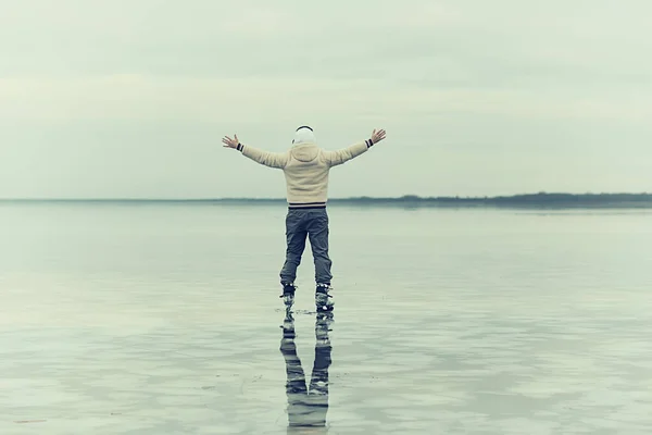 Gars Patine Sur Glace Lac Gelé Paysage Naturel Sport Plein — Photo