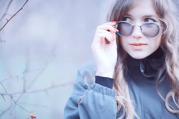 Mädchenbrille Herbst Porträt Eine Erwachsene Frau Glamourösen Herbst Look — Stockfoto