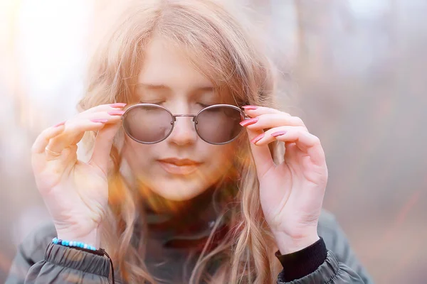 Dívka Brýle Podzim Portrét Dospělá Žena Okouzlující Podzimní Vzhled — Stock fotografie