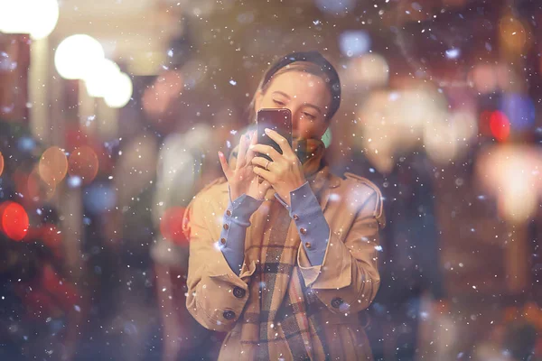 Щаслива Дівчина Запалює Вечір Різдвяні Покупки Стоячи Вулиці Біля Вікна — стокове фото