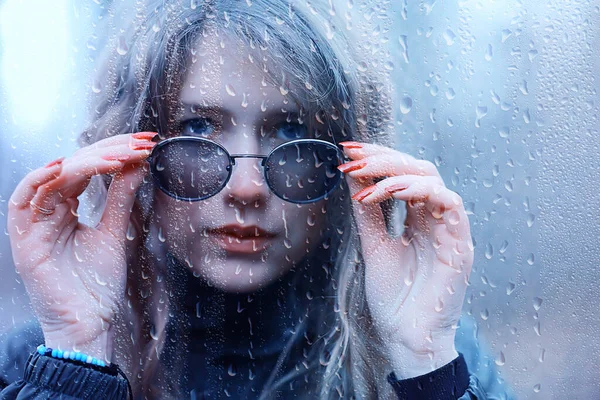 Seizoensgebonden Herfst Pornetret Triest Meisje Achter Nat Glas Regendruppels Achtergrond — Stockfoto