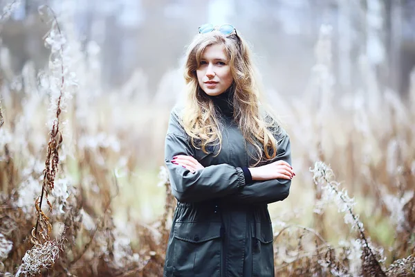 Model Late Herfst Het Park Europese Stijl Volwassen Meisje Seizoensgebonden — Stockfoto