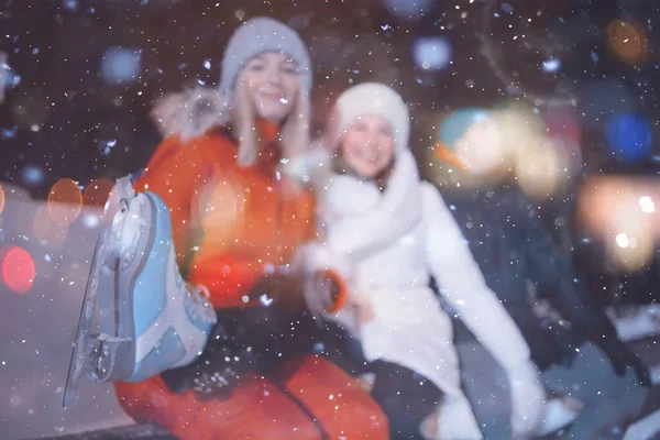 Bir Grup Arkadaş Buz Pateni Pistinde Kış Eğlence Yılbaşı Gecesi — Stok fotoğraf