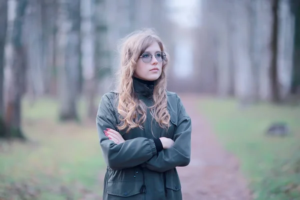 女の子の眼鏡秋の肖像画大人の女性の魅力的な秋の表情 — ストック写真