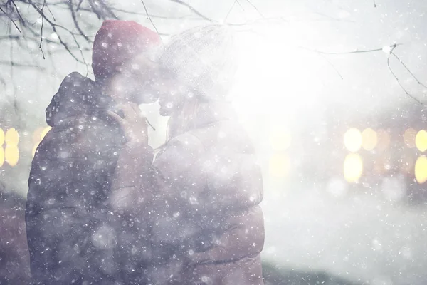 Paar Liefde Winter Avond Knuffelen Buiten Seizoensgebonden Abstracte Achtergrond Weer — Stockfoto