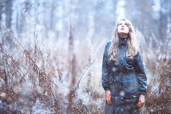 女の子ロマンチックなポートレート最初の雪の秋雪の結晶が背景にぼやけて季節の冬 — ストック写真