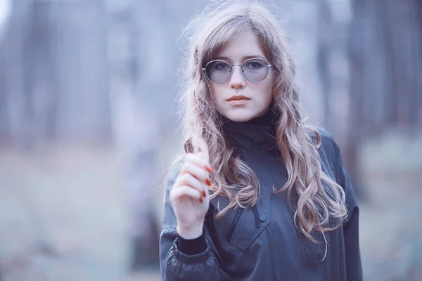 Gafas Niña Retrato Otoño Una Mujer Adulta Glamorosa Mirada Otoño —  Fotos de Stock