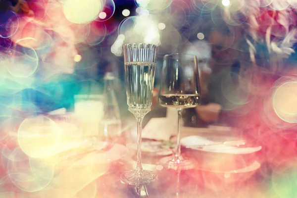 Τραπέζι Εστιατόριο Θέα Βράδυ Ποτήρι Κρασί Τους Φίλους Στο Πάρτι — Φωτογραφία Αρχείου