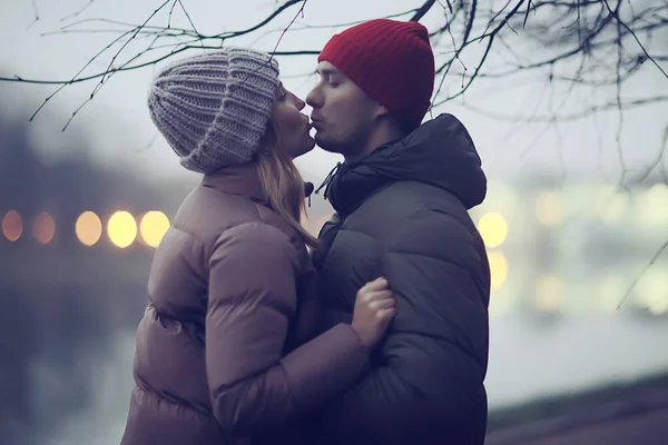 情侣相爱的冬夜拥抱在外面 季节性的抽象背景 天气晴朗的雨天 — 图库照片