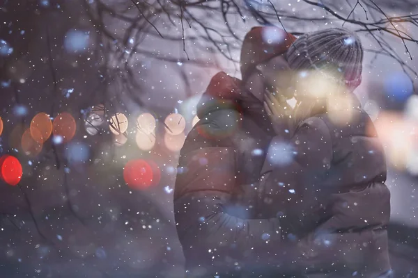 Pareja Enamorada Invierno Noche Abrazos Fuera Fondo Abstracto Estacional Tiempo —  Fotos de Stock