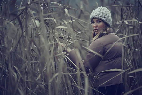 Herbst Modische Porträt Romantische Mädchen Gras Reisen Saisonalen Look — Stockfoto