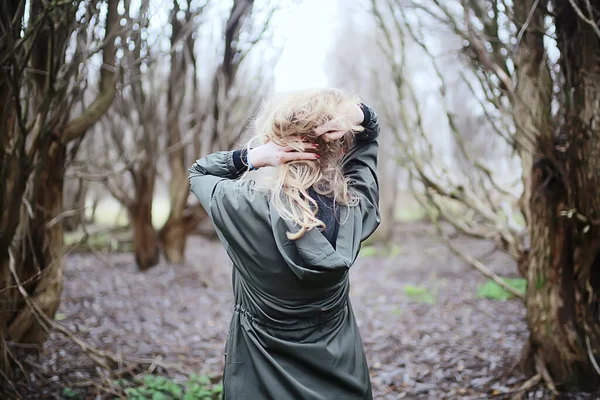 Model Pozdní Podzim Parku Dospělá Dívka Evropském Stylu Sezónním Půvabném — Stock fotografie