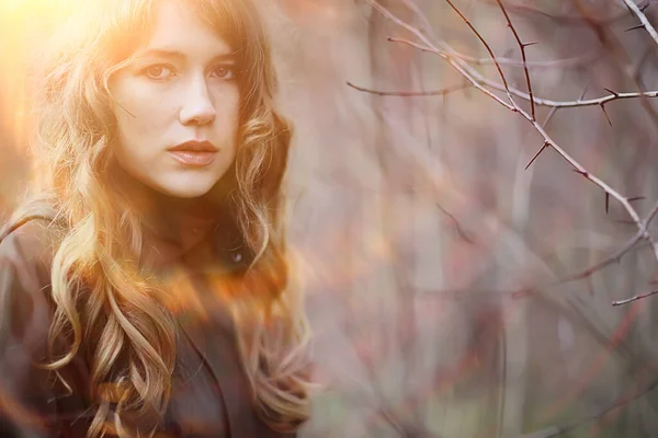 Model Late Herfst Het Park Europese Stijl Volwassen Meisje Seizoensgebonden — Stockfoto