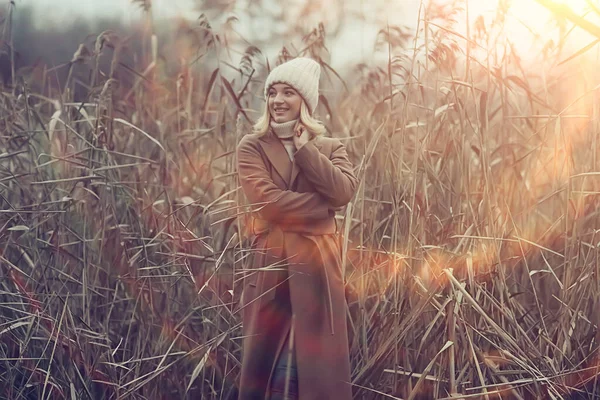 秋天时尚的肖像画 草丛中的浪漫女孩 旅游季节的模样 — 图库照片