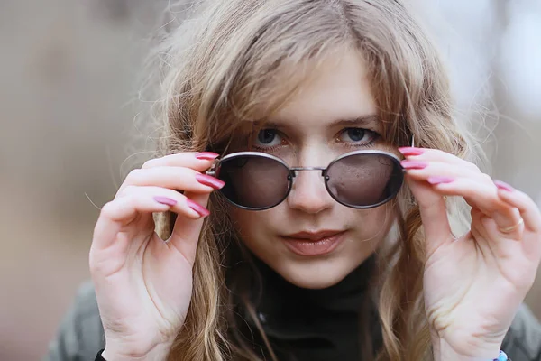 Gafas Niña Retrato Otoño Una Mujer Adulta Glamorosa Mirada Otoño —  Fotos de Stock