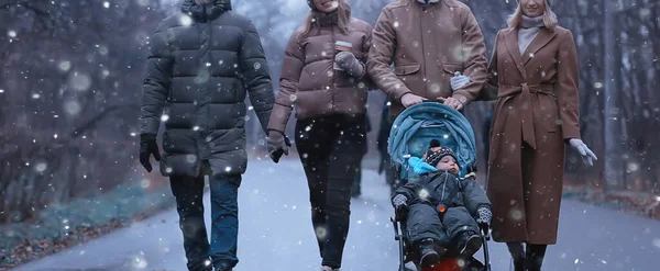 Zimowy Spacer Parku Młoda Rodzina Małym Dzieckiem Przyjaciółmi Młodzi Rodzice — Zdjęcie stockowe