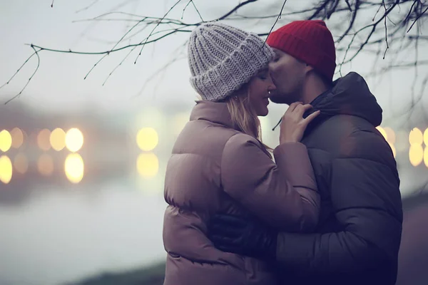 Pareja Enamorada Invierno Noche Abrazos Fuera Fondo Abstracto Estacional Tiempo — Foto de Stock