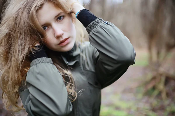 Modell Késő Ősz Parkban Európai Stílusú Felnőtt Lány Szezonális Elbűvölő — Stock Fotó
