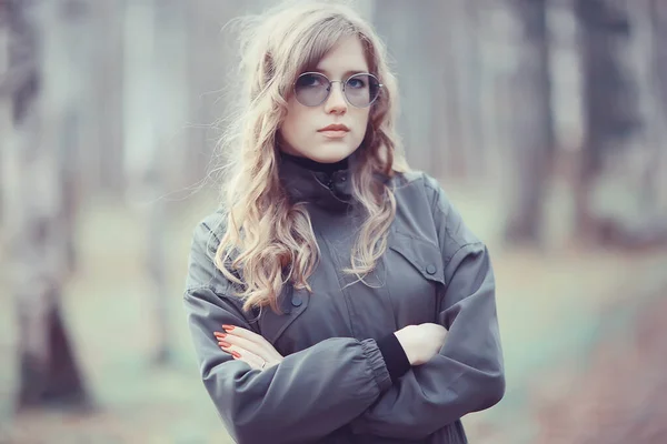 Gafas Niña Retrato Otoño Una Mujer Adulta Glamorosa Mirada Otoño —  Fotos de Stock