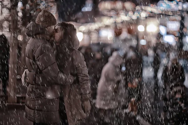 クリスマスの散歩に恋をしているカップル夕方の降雪12月の休日新年 — ストック写真