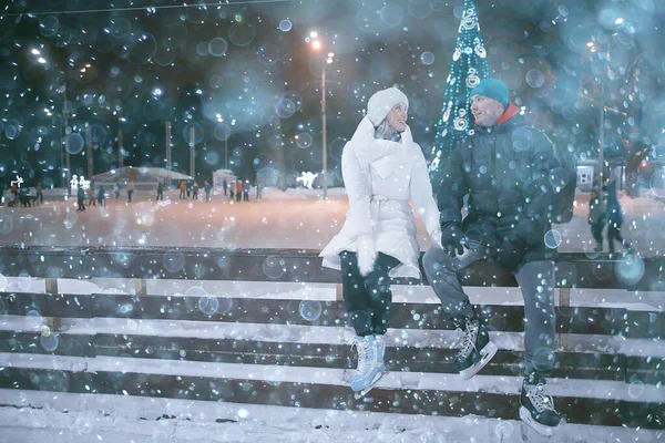 Couple Sur Patinoire Soirée Amoureux Noël Sport Vacances Hiver — Photo