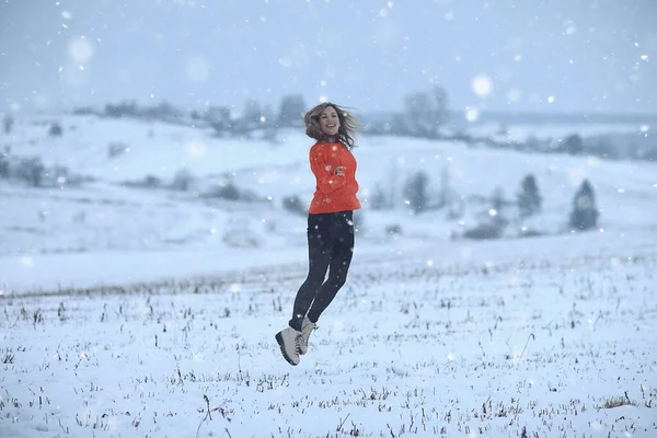 Invierno Nieve Campo Mujer Felicidad Saltar Correr Campo Vacaciones Año —  Fotos de Stock