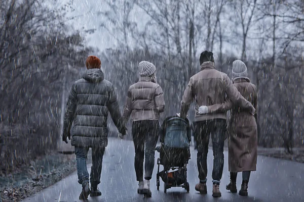 Paseo Invierno Parque Familia Joven Con Niño Pequeño Amigos Padres — Foto de Stock