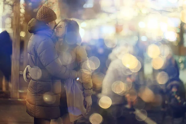 Paar Verliefd Een Kerstwandeling Stad Avonds Sneeuw December Vakantie Nieuwjaar — Stockfoto