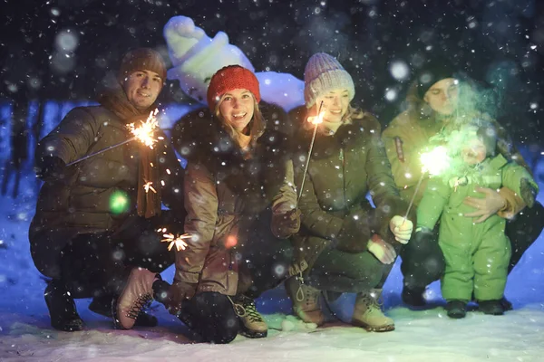 Grupa Przyjaciół Snowman Sparklers Party Boże Narodzenie Noc Szczęśliwego Nowego — Zdjęcie stockowe