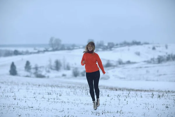 冬の雪原女性の幸福ジャンプやフィールドで実行すると 新年の休暇の自由の概念 — ストック写真