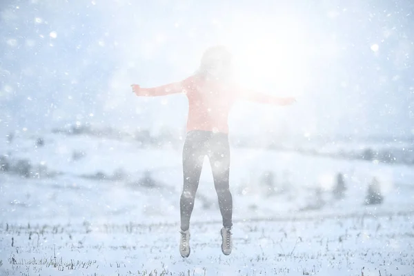 Winter Schneefeld Frau Glück Springen Und Laufen Feld Neujahrsferien Freiheitskonzept — Stockfoto