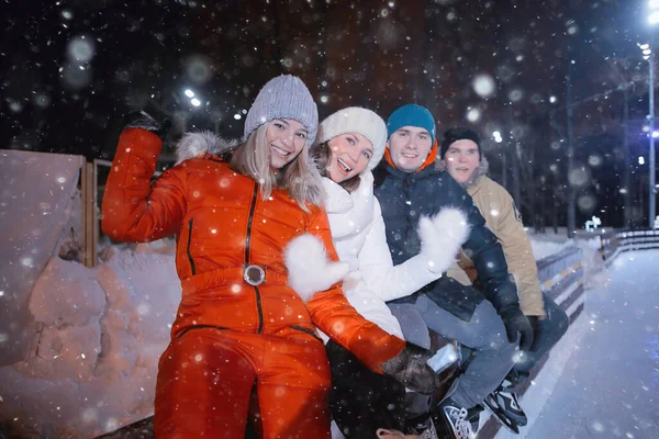 Grupo Amigos Patinação Pista Inverno Entretenimento Noite Natal Esportes Diversão — Fotografia de Stock